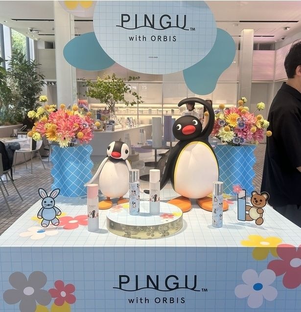 コラボ化粧水ボトルやぷくぷくステッカー、限定ドリンクがそろう『PINGU(TM) WITH ORBIS』