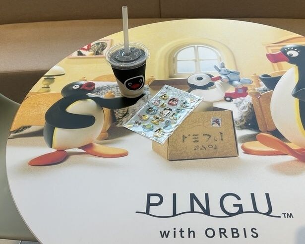机もピングー使用になっており、ドリンクをピングーに持たせるように写真を撮ることができる