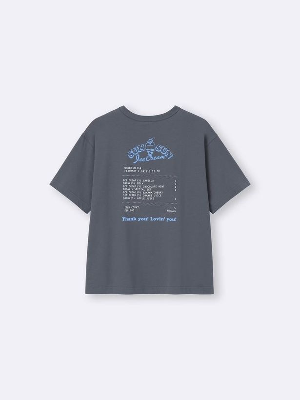  バックにはアイスクリームショップのレシートを大胆プリント