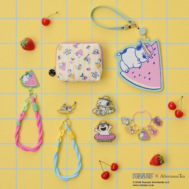 「パスケース」(2970円)、「ティッシュケースポーチ」(2750円)、「スマホグリップ」(各990円)、「アクリルキーリング」(1320円)、「スマホストラップ」(各1650円)