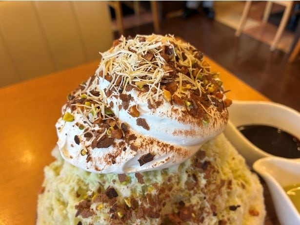 ホイップクリームの上には、ドバイチョコのアイデンティティであるカダイフやナッツが贅沢にトッピングされている