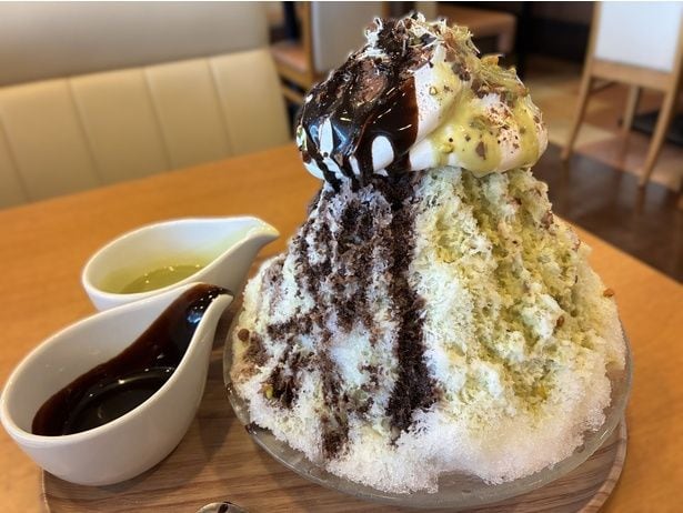 半分にチョコソース、半分にピスタチオシロップをかけると、美しい“ソース&シロップダブルがけ”が完成!