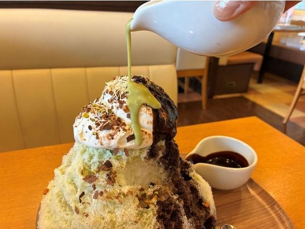お好みで別添えのソースやシロップを回しかけていく。量はたっぷりあるので、二度がけ・三度がけを楽しんでも