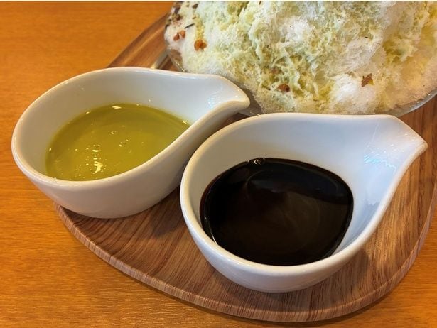 写真左が甘めのピスタチオシロップ、右がほろ苦い大人テイストのチョコソース