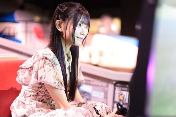 操縦席に座り、すっかりパイロット気分のゆあにゃん。しかし「思ったより難しいよ〜!」と操縦は苦戦!?