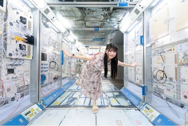 ISS日本実験棟「きぼう」の実物大模型で宙に浮いているような写真を撮影