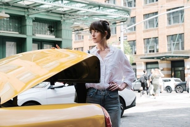 【写真】「天性の婚活カウンセラー」として絶賛される“マッチメーカー”のルーシー(ダコタ・ジョンソン)