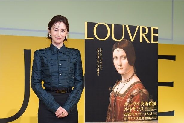 北川景子、ルーヴル美術館でダ・ヴィンチの傑作に見入る――「見れば見るほど疑問が湧く不思議な作品です」