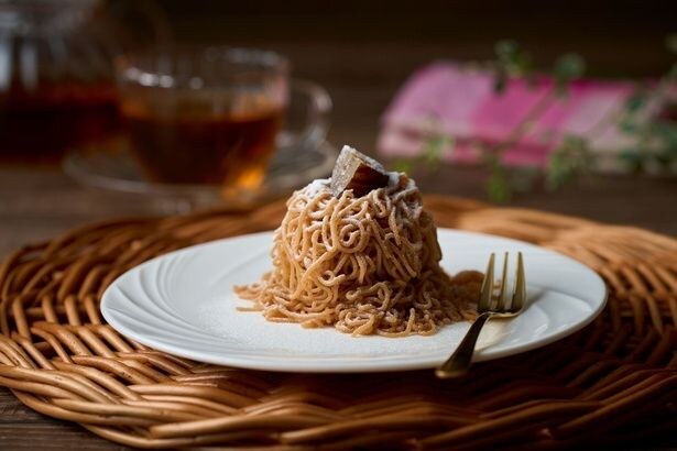 ラウンジで味わえるスイーツの一例。昼夜それぞれのアフタヌーンティーで、華やかなデザートが並ぶ