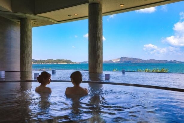「インフィニティ温泉」からは、伊勢湾と空が一続きに広がる絶景が楽しめる
