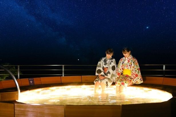 「星空テラス」では足湯につかりながら、満天の星を仰ぎ見られる