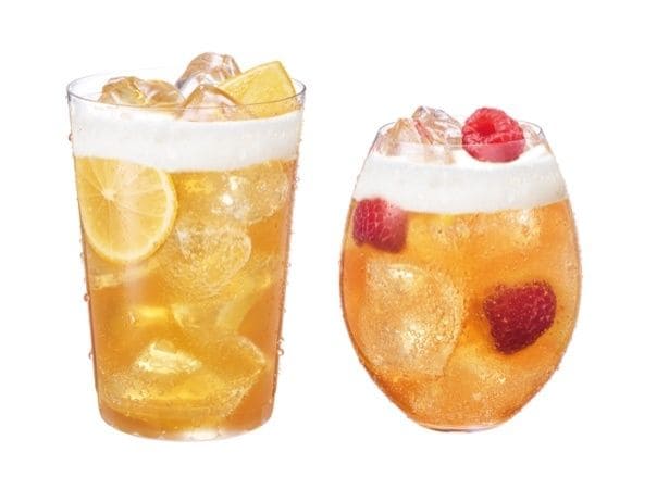 「雨の日/猛暑日限定!バカンスプラスメニュー」(左から「ネスカフェ クーラー しゅわっとレモン」「ネスカフェ クーラー しゅわっとラズベリー」)
