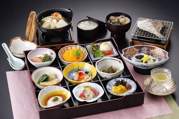 旅の朝を彩る「朝食の和食膳」。少しずついろいろなおいしさを楽しめる小鉢や、目の前で温めるお鍋など、贅沢な1日の始まりを演出してくれる ※写真はイメージ