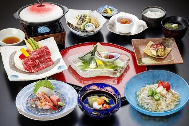 【写真】地元の味覚を五感で味わう「夏の基本会席」。金沢中央市場直送の鮮魚を使ったお造りや国産和牛ステーキ、目にも涼やかな品々が並ぶ ※写真はイメージ