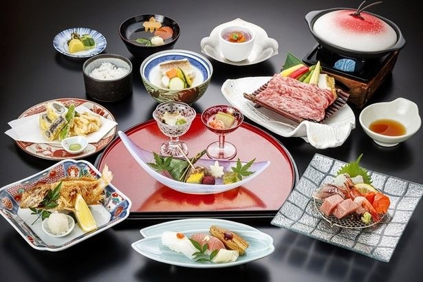 ワンランク上の旅を演出する贅沢な「特選料理」。国産黒毛和牛のステーキをはじめ、とら河豚、鱧(はも)、加賀野菜の冷し鉢など、北陸の美味を尽くした極上のフルコース ※写真はイメージ