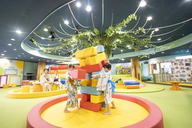 「あわづグランドホテル」に完備された、大型の立体遊具やクッションブロックで思いきり体を動かせる充実のキッズパーク