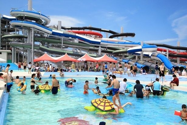 子どものプールデビューにもおすすめ!水深が浅く安心して遊べるキッズプール。すぐ目の前には大迫力のスライダーがそびえ立ち、臨場感も抜群
