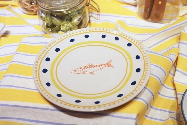 魚がデザインされた「プレート」(770円)は直径16.2センチ。ブルーとイエローの配色がさわやか!