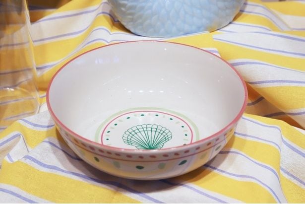 14.5×5センチの「ボウル」(1100円)。同じデザインのプレートとセットで使えば、統一感のある食卓に!