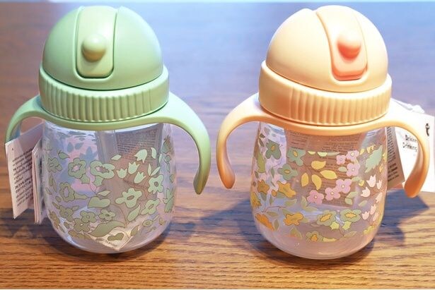 くすみカラーと植物柄がかわいい「ストローマグ(逆流防止弁付き)」(各1320円)。機能性もバッチリ!