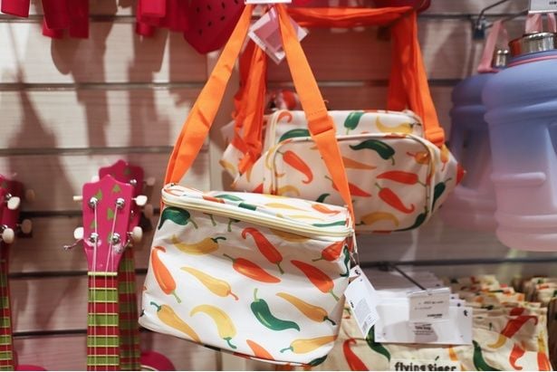 カラフルなトウガラシがインパクト抜群!「保冷バッグ」(770円)
