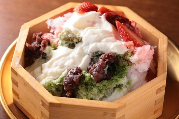 かき氷の中に、自家製のブランマンジェとあんこを忍ばせた