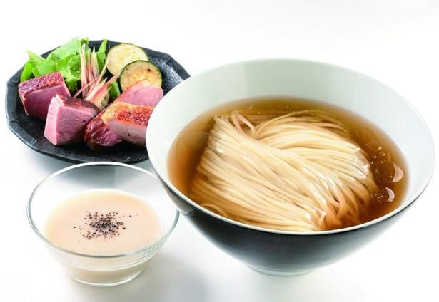 【写真】「自家製あいち鴨節と地鶏の冷やし魯山人醤油らぁ麺」(2700円)