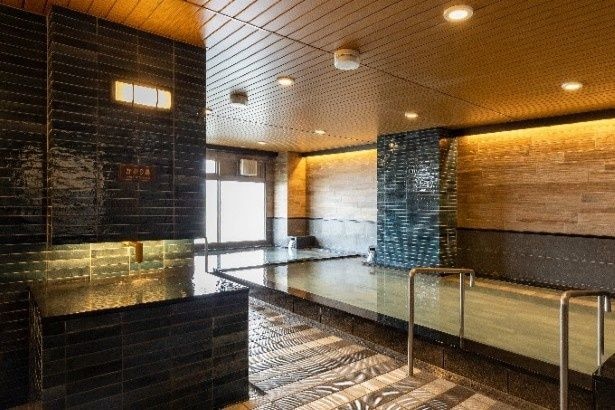 【写真】トロリとした湯のファンになる人も!内湯のほか露天も備わる