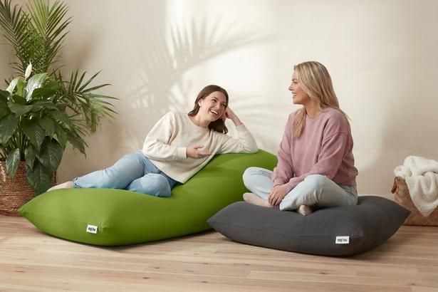 左から、「Yogibo Max」(3万2890円)、「Yogibo Mini」(2万1890円)