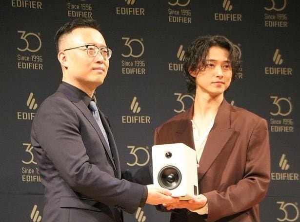 【写真】ブランドキャラクターに就任した俳優・山崎賢人さんと、中国本社トップであるEDIFIER Global グループ CTO兼製品開発統括責任者の温煜(おん・いく)Stanleyさん(写真右から)