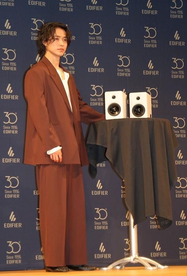 普段は「ロックやブルース、ジャズやヒップホップなど」オールジャンルで音楽を聴いているそう