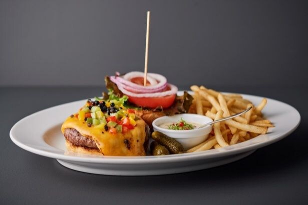 熟成牛と胡椒の王様カンポットペッパーのロックラック風バーガーフレッシュライム香るサワークリーム＆レフォールソース(3500円)