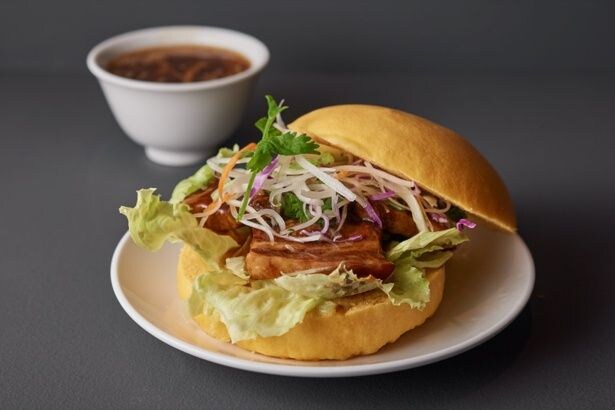 点心師特製 上海角煮バーガー ～フカヒレスープ添え〜(2980円)
