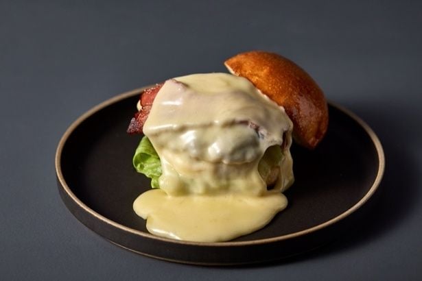 チーズ屋仕立てのB.L.T.C.バーガー(2500円)