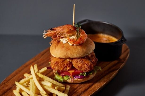 オマール海老出汁のブイヤベースバーガー(2750円)