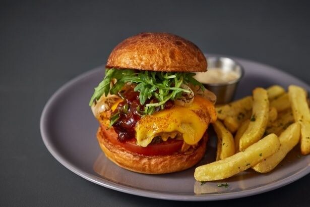 山形牛3種チーズのプレミアムバーガー 〜燻製ソース〜(2800円)