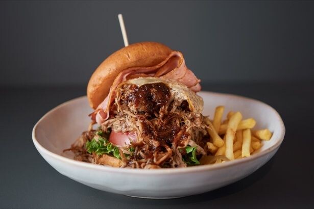 麹マリネのプルドポークバーガー エスプレッソBBQソース(2300円)