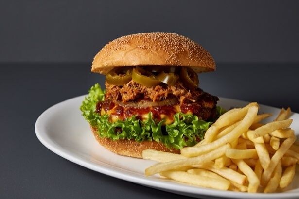 スパイシープルドポークBBQバーガー(1950円)