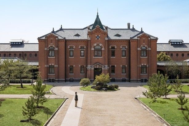 【写真】東エリアのメインアプローチ。赤レンガ造りの歴史的な外観がそのまま活かされている