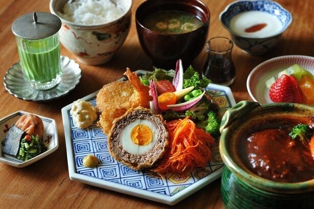 明治期の洋食文化を再現した「文明開化の朝食」。スコッチエッグやエビフライなど当時の洋食が並ぶ