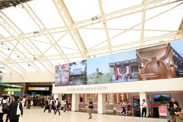 大画面高精細LEDビジョン「UENO CANVAS」が目を引く、JR上野駅のグランドコンコース