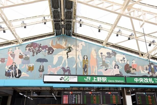猪熊弦一郎さんの壁画「自由」をベースにデザインされた駅構内の装飾