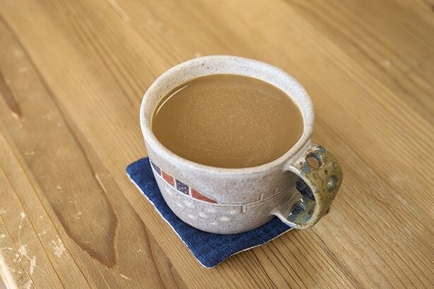 紀ノ川産の生姜・レモンを使った自家製シロップを使った、ジンジャーコーヒー700円。パンチの効いた生姜の風味に体が温まる冬の人気メニュー