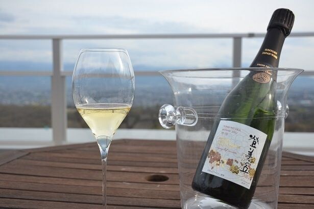 【写真】 「夏のスパークリングワイン体験~泡と涼を愉しむひととき~」は、登美の丘ワイナリーの涼しい室内で「登美の丘 甲州 スパークリング 2022」をゆっくりと楽しめる