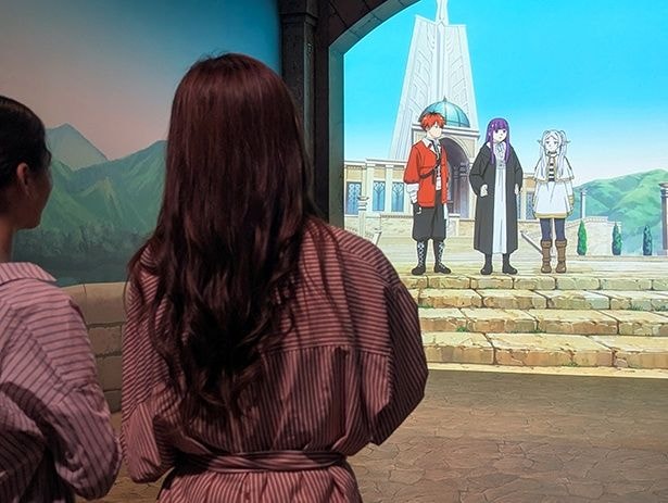 大陸魔法協会北部支部前では、目の前にフリーレン、フェルン、シュタルクが登場