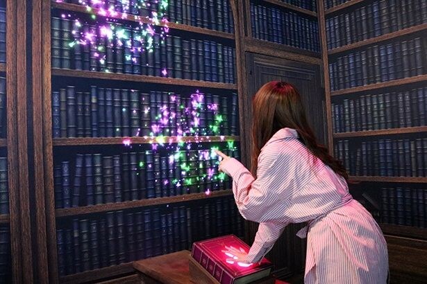 実際に魔法書に触れて、魔法を体験することができる