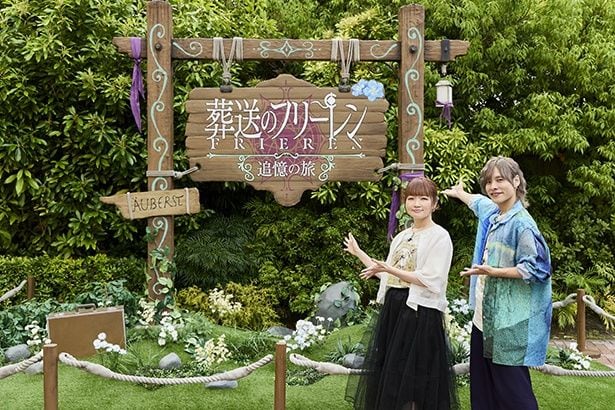 (左)フリーレン役・種崎敦美さんと、(右)ヒンメル役・岡本信彦さんも実際にアトラクションを体験