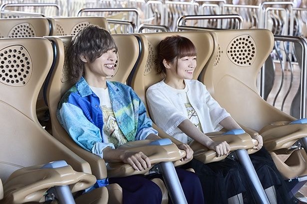 「葬送のフリーレン×ストーリー・ライド ~鳥の魔物と馬車の旅~」を体験する声優の2人