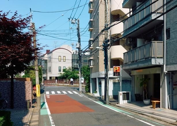 目黒駅から目黒川沿いを辿り、10分ほどで着く