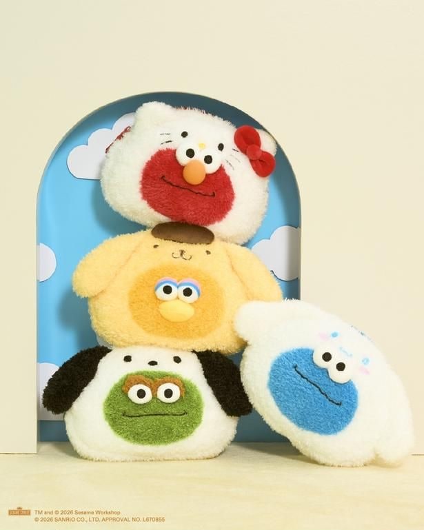 「フェイスポーチ」(全4種/3850円)は、コスメや小物がたっぷり入る大きめサイズ